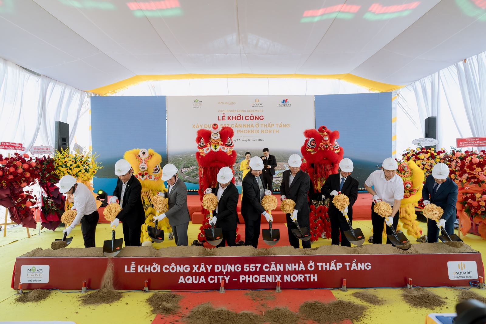 Đại diện chủ đầu tư và nhà thầu thực hiện nghi thức khởi công xây dựng hơn 500 căn nhà ở thấp tầng tại phân khu Phoenix North ngày 27.08.2026