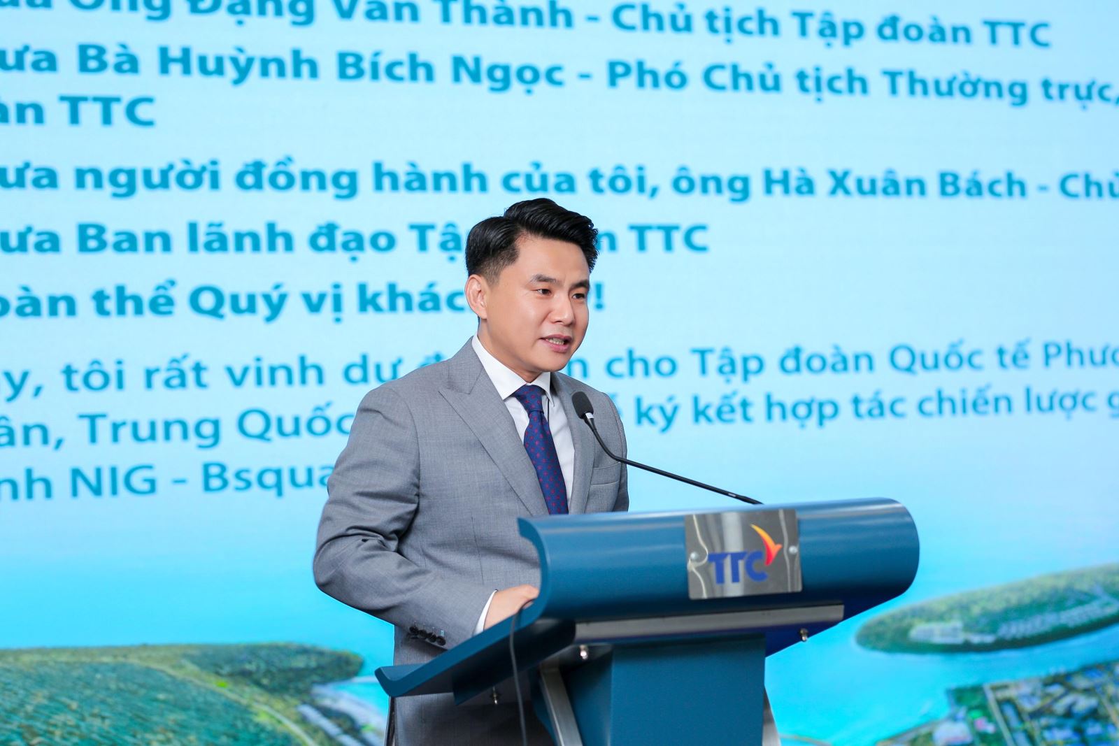 Ông Bruce Zhang, Trưởng Đại diện Tập đoàn NIG tại Việt Nam, phát biểu tại lễ ký kết. Ghi chú: đặt đầu mục nói về NIG và giải pháp One-Stop