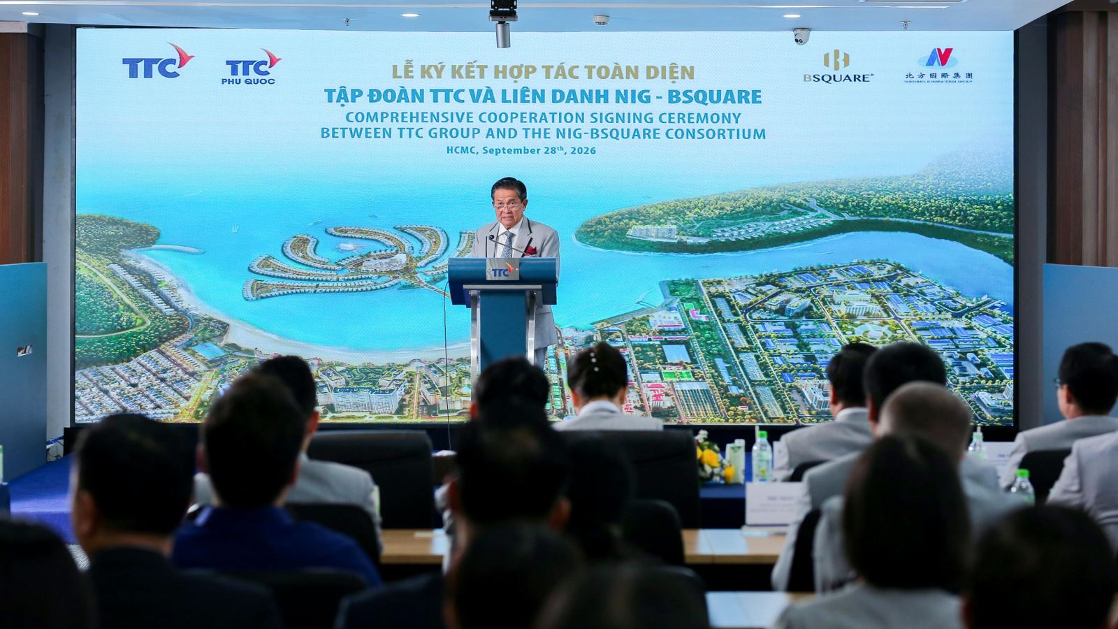 Ông Đặng Văn Thành, Chủ tịch Tập đoàn TTC, phát biểu tại lễ ký kết, toàn cảnh khán phòng. Ghi chú: minh họa quy mô và tầm quan trọng của sự kiện